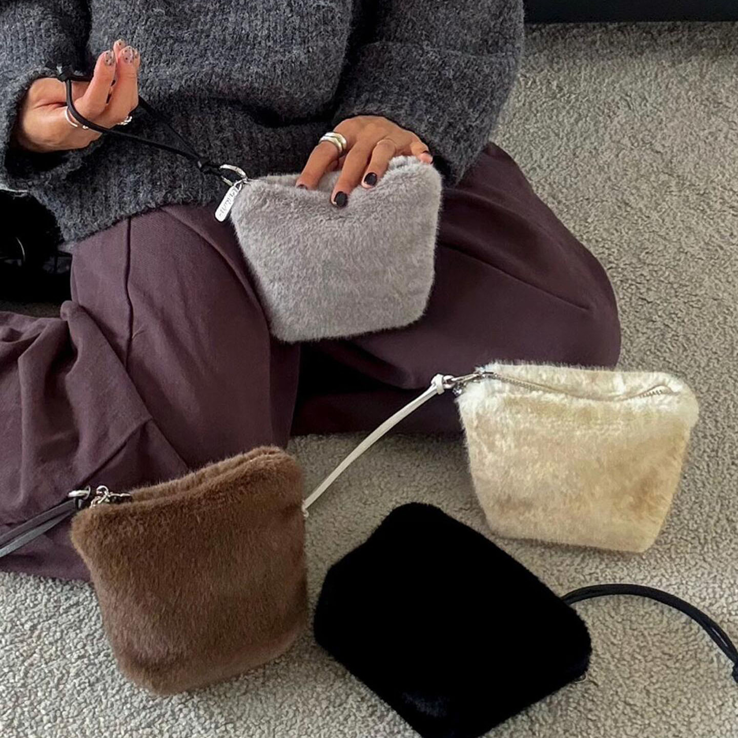 韩系百搭毛绒饺子包手提收纳化妆包2025轻便通勤零钱包口红耳机包