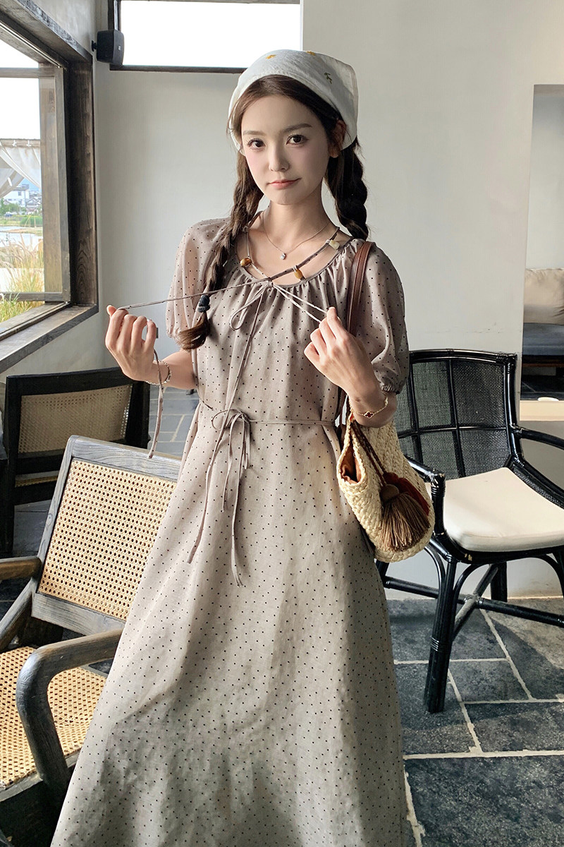 卡其色波点连衣裙夏季女2024新款法式显瘦泡泡袖高腰系带茶歇长裙,女装连衣裙,沁古纱衣