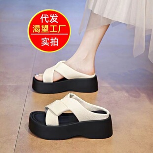 2026年春夏季外穿时尚百搭连衣裙法式小个子增高防滑一字拖女拖鞋