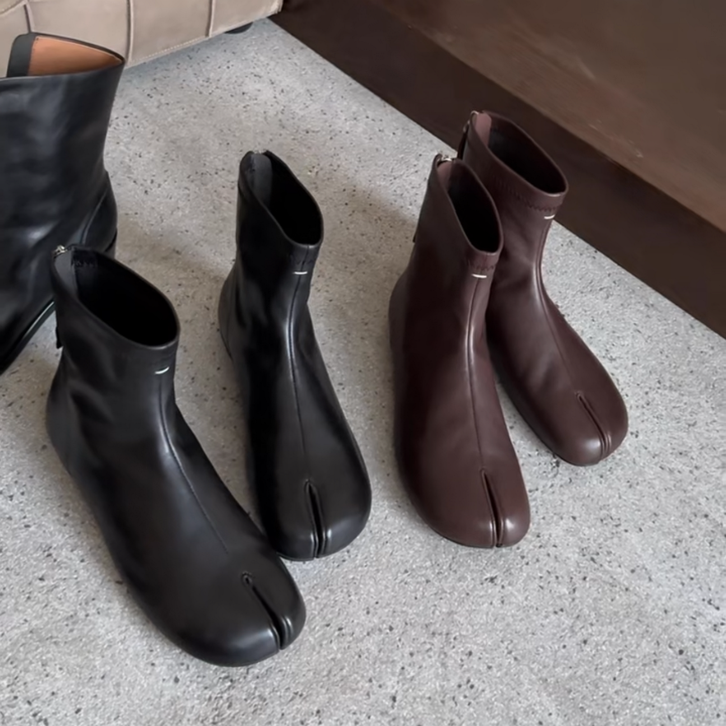 WM6欧货女鞋2025秋冬新款牛皮圆头分趾后拉链平底复古时装短靴