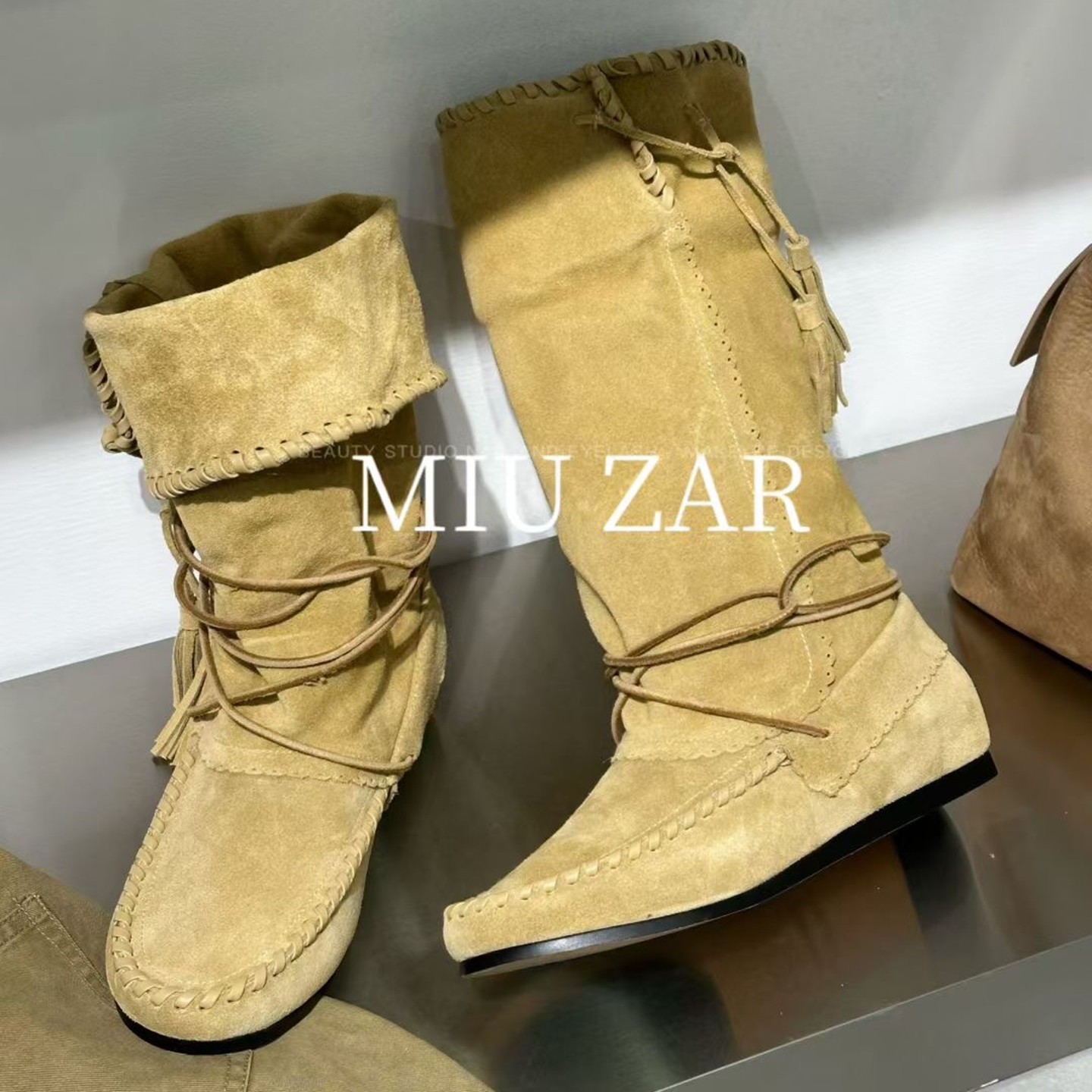 妙莎MIUZAR欧货女鞋2025冬新款牛猄圆头编织流苏绑带内增高西部靴