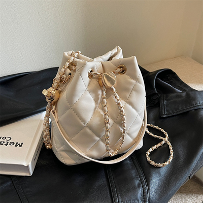 时尚百搭链条斜挎水桶包