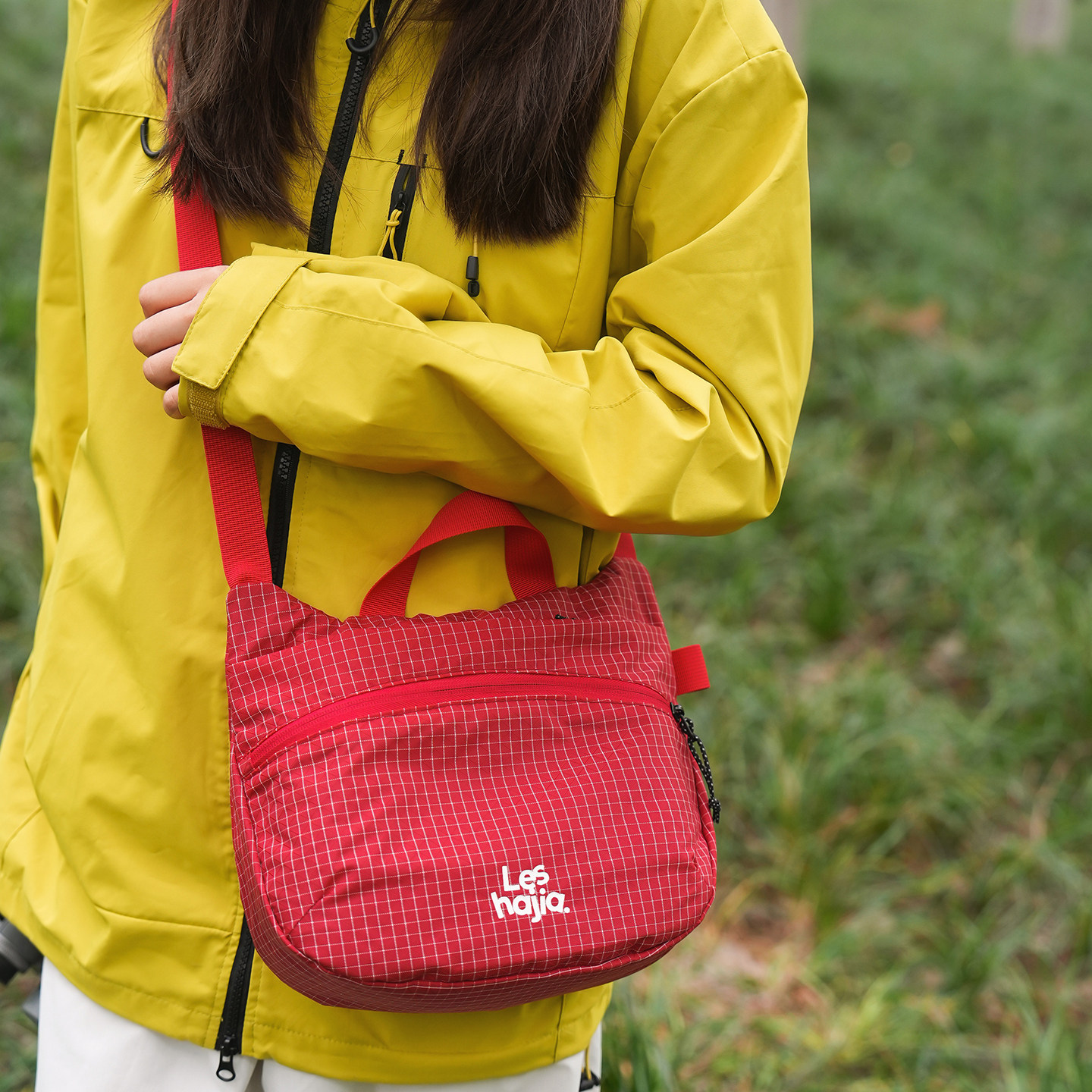 轻量化户外防水斜挎包徒步旅行单肩包2026春夏新款高颜值通勤背包