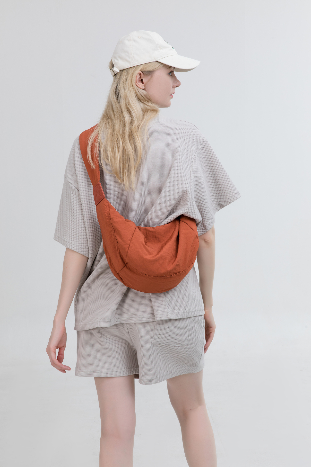 小众设计百搭单肩斜挎包包女2025新款纯色百搭休闲潮流大容量女包