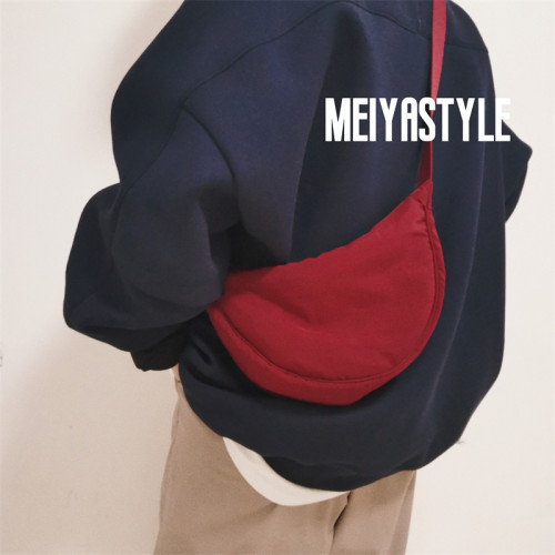 新月形斜挎包女轻便百搭四季可背