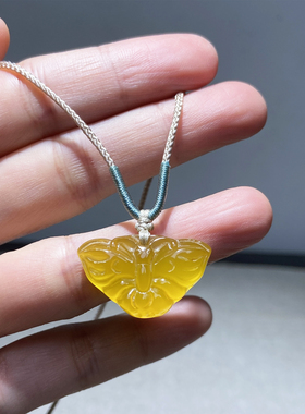 蝴蝶天然手工雕刻黄玛瑙项坠女款 白色玉髓吊坠挂件饰品