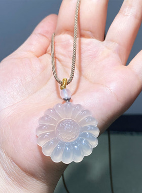 天然冰透玉髓太阳花项坠