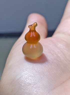 天然冰透俏色玛瑙原色玉葫芦吊坠