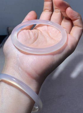 纤纤素手白冰玛瑙玉髓细圆条手镯