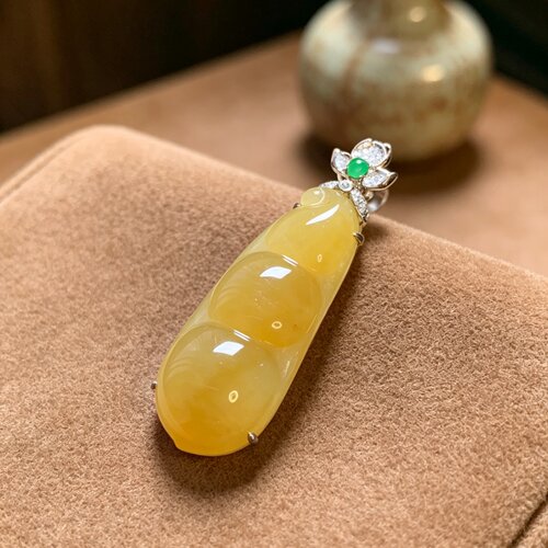 掌中翠A货冰种黄翡翠四季豆吊坠
