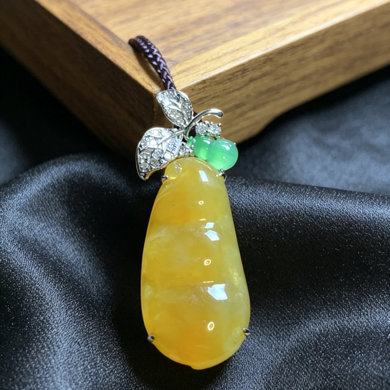 掌中翠天然翡翠冰种天然黄翡翠四季豆精品小吊坠18k金镶嵌 0049