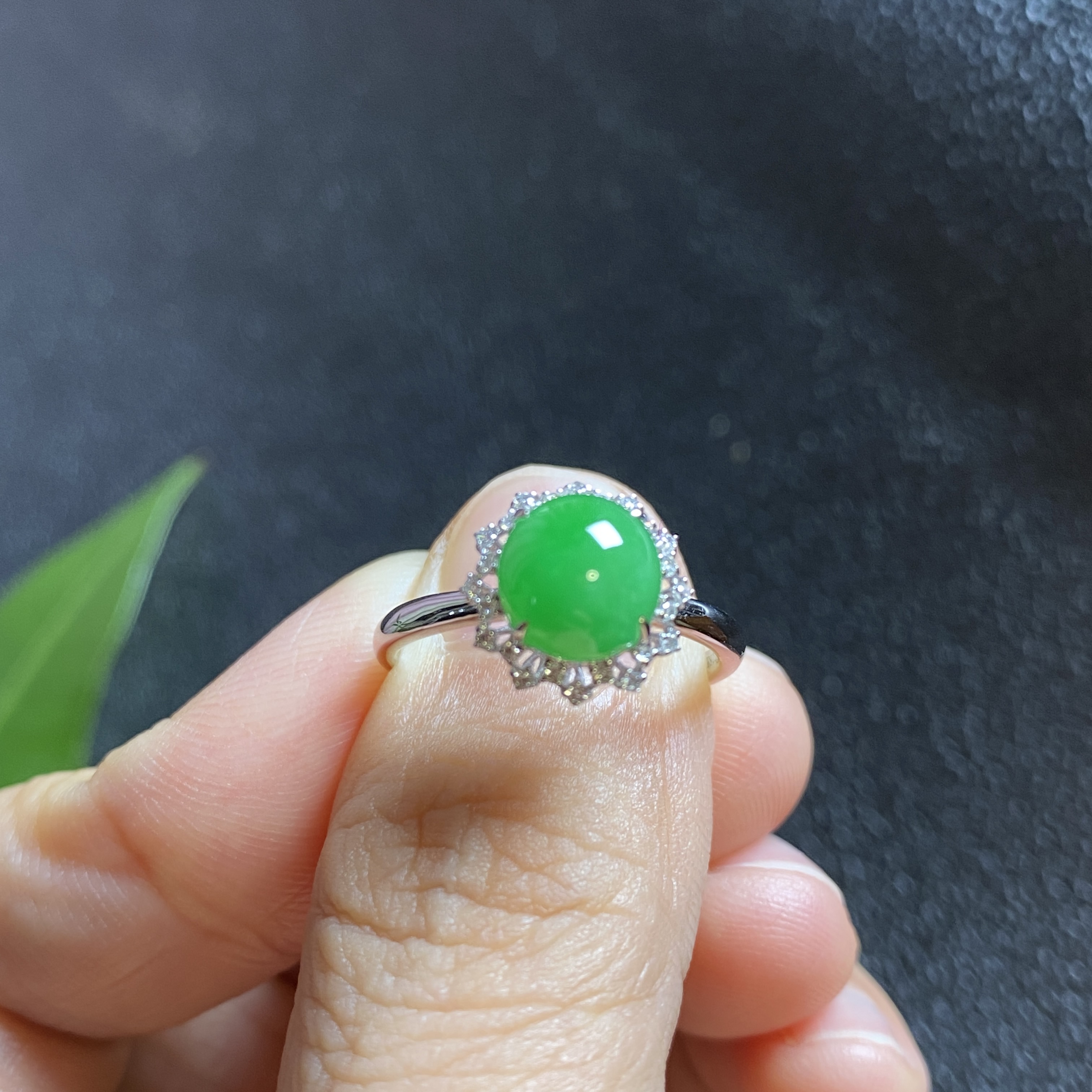 缅甸天然翡翠A货冰种饱满辣绿色蛋面戒指18K金镶嵌女款 0144