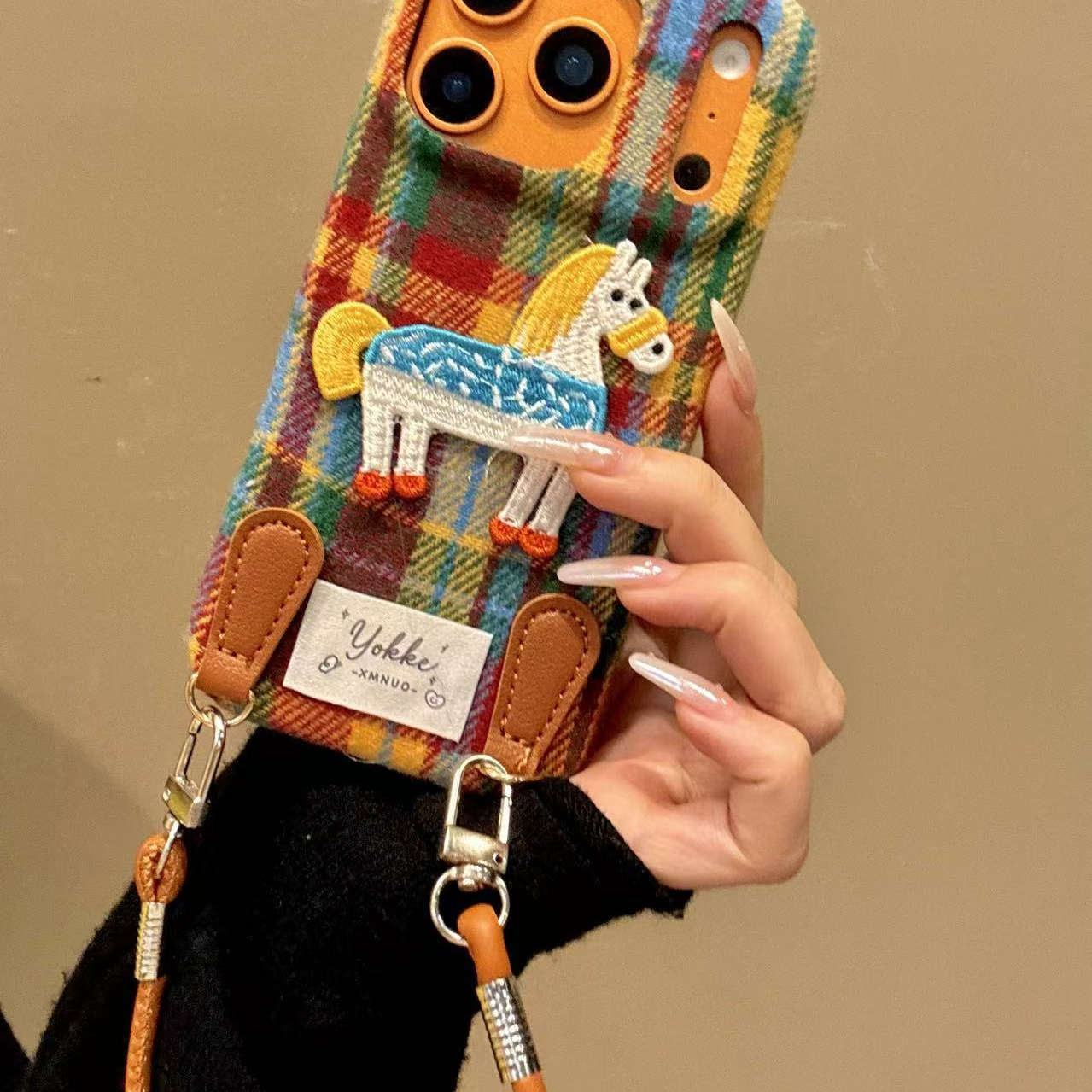 小众可爱彩色格纹黄毛小白马适用ihone17promax苹果16pro手机壳15简约设计感防摔保护壳