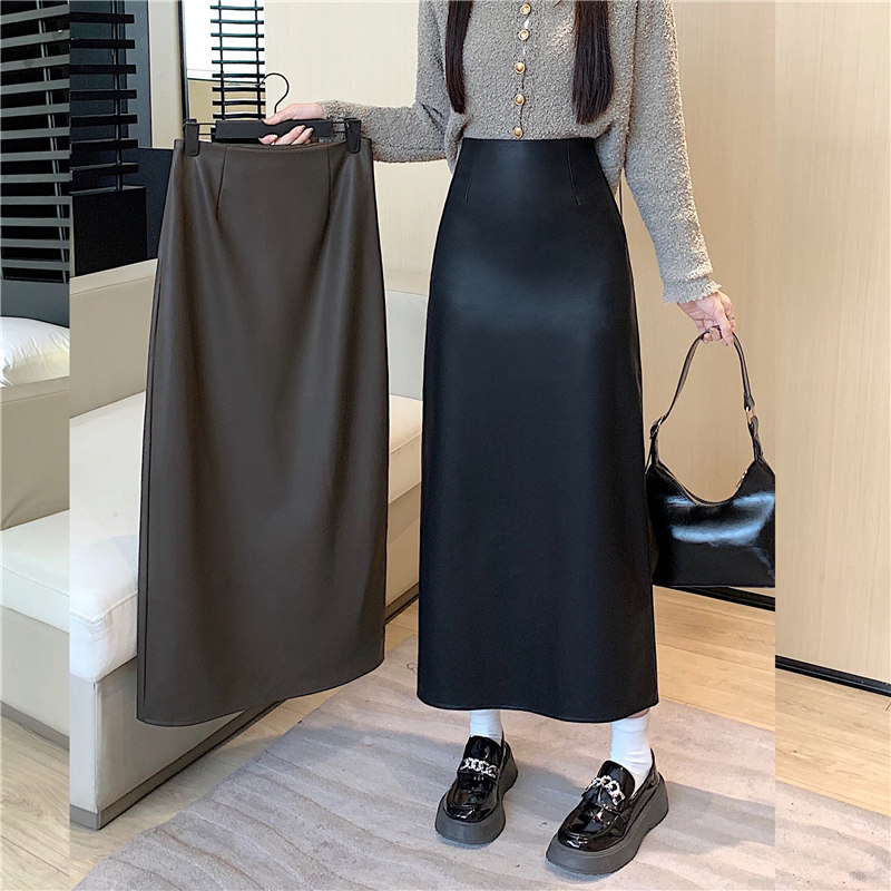 实拍皮裙半身裙女秋冬季2023新款中长款直筒包臀裙咖色一步包裙子
