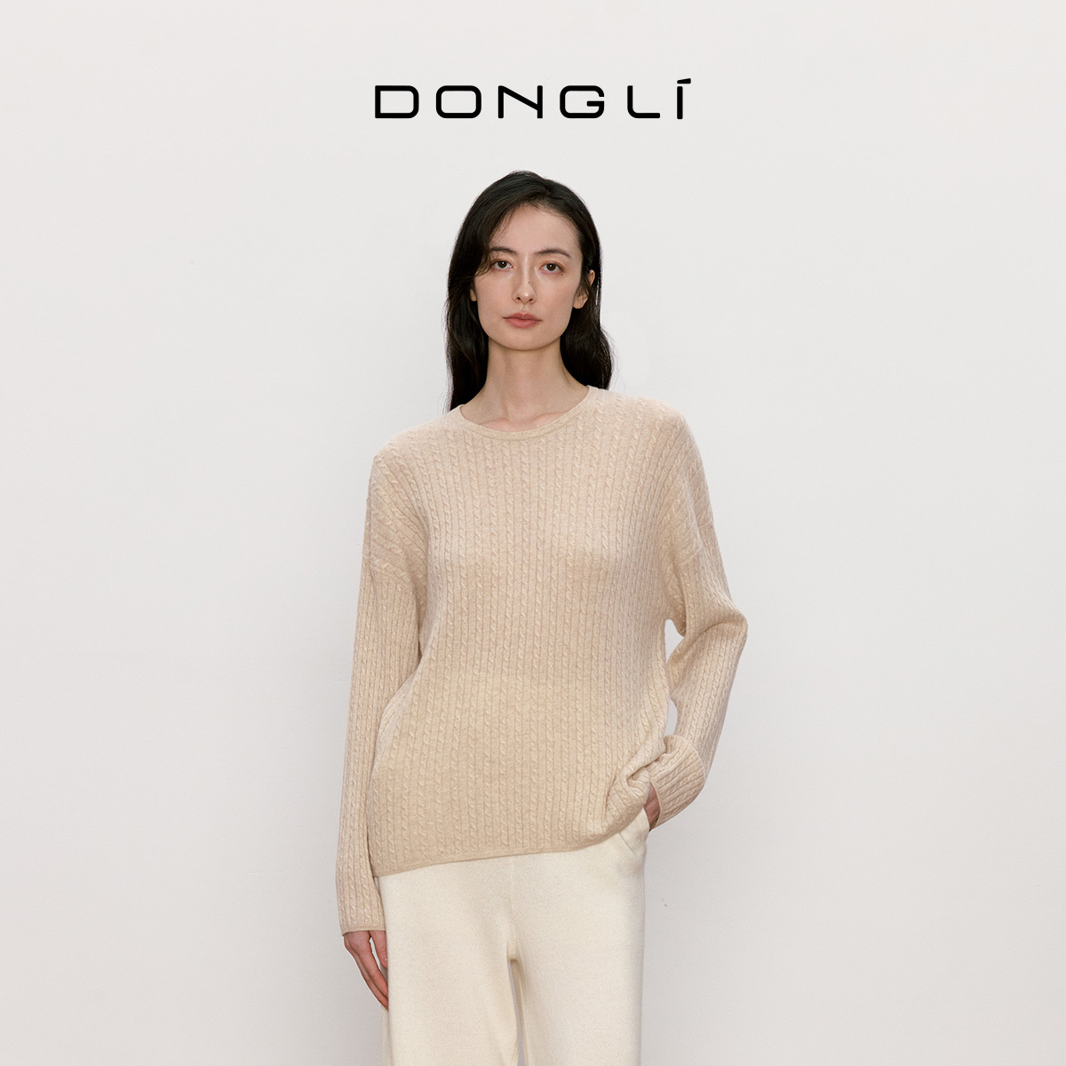 东黎小山羊绒女士绞花圆领针织衫