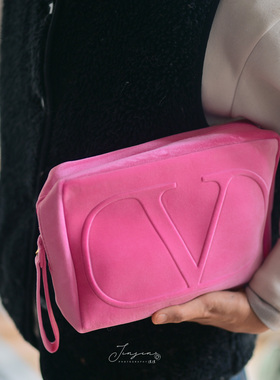 华伦天奴大Vlogo甜裸杏色超大丝绒化妆包金色铆钉手拎手拿收纳包