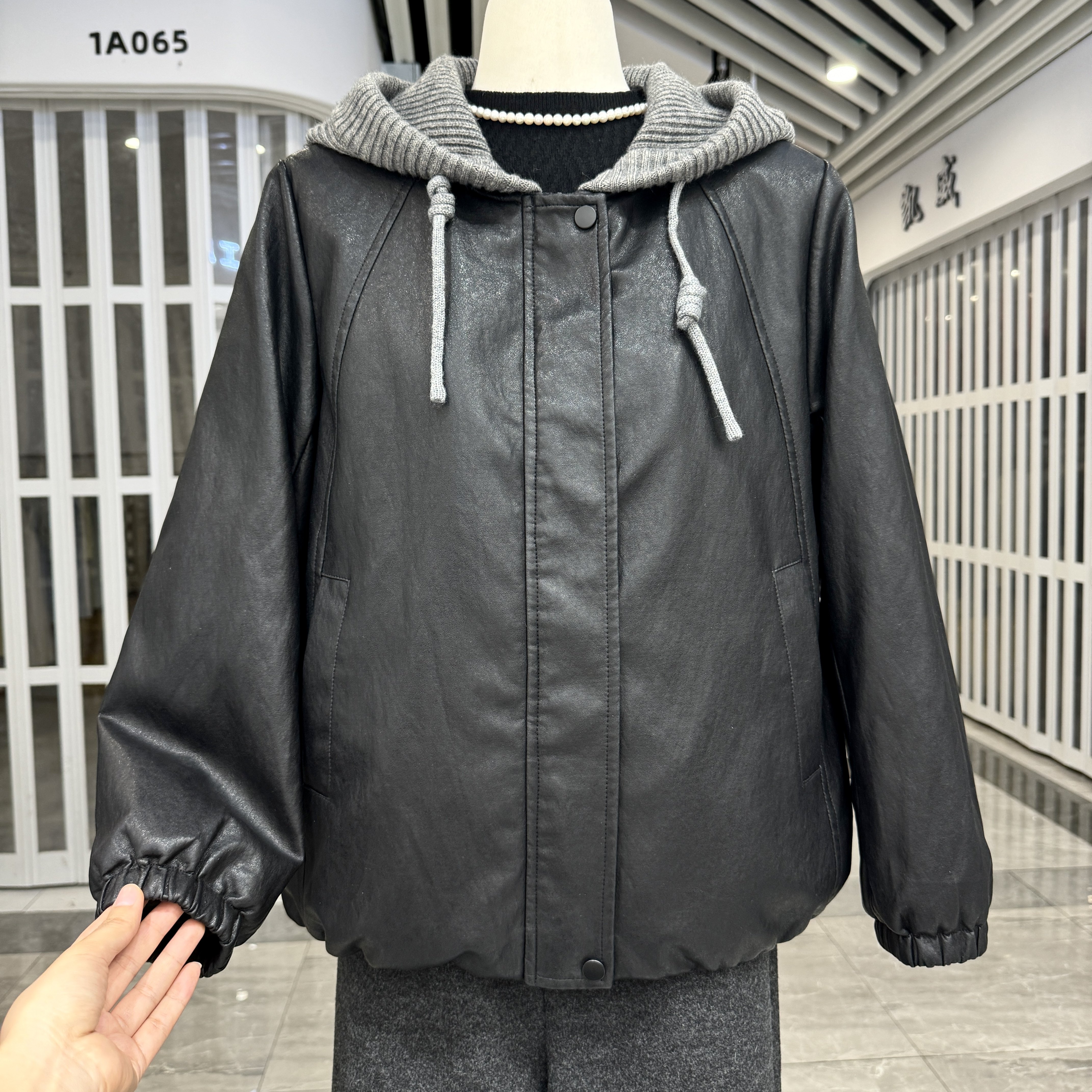 时尚妈妈针织连帽PU皮衣外套冬季新款高端休闲棉服中老年保暖棉袄