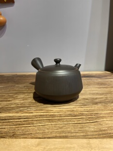 日本常滑烧无形文化财  鯉江廣玲光作 朱泥熏黑线条纹侧把急须