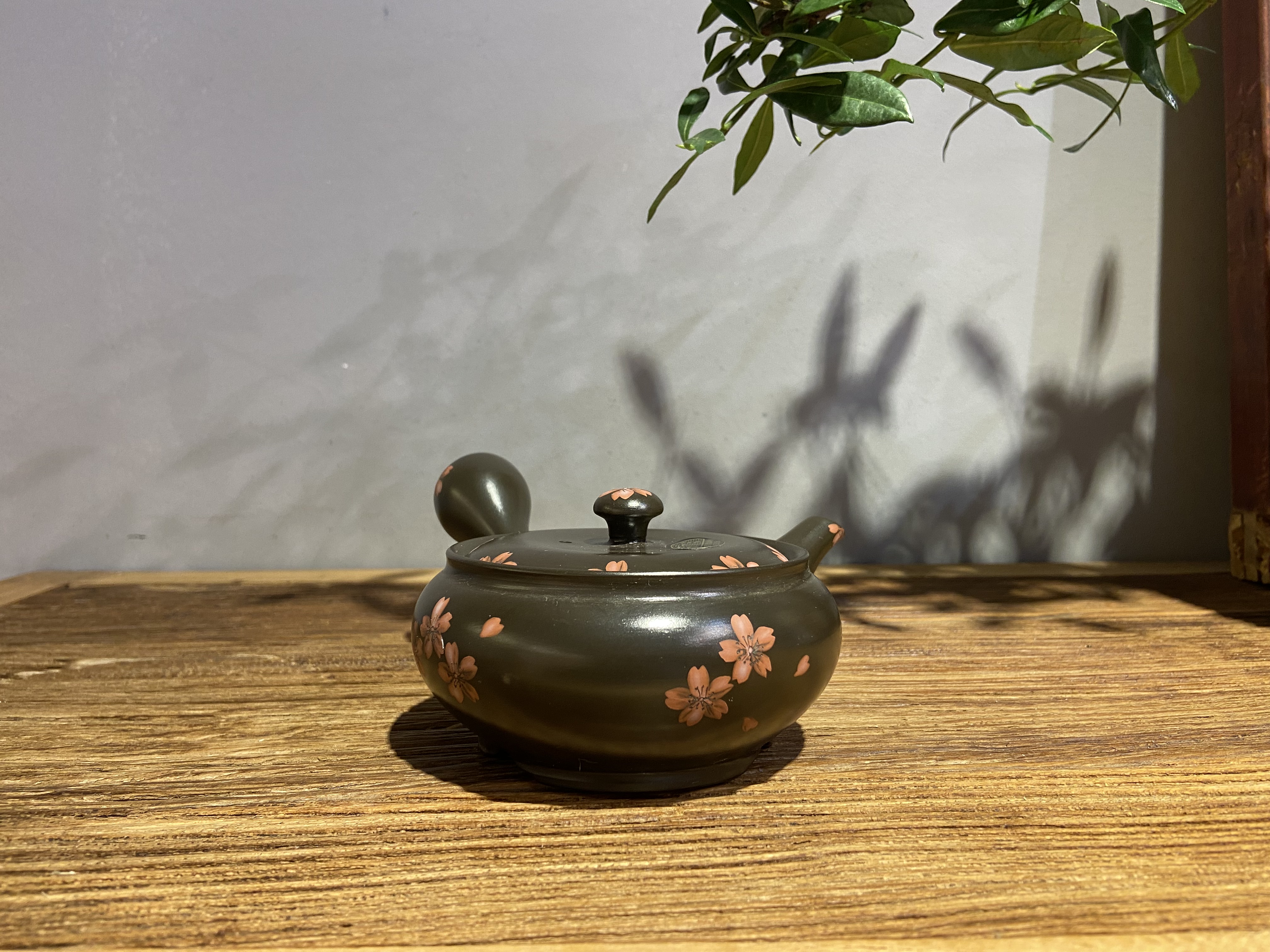日本常滑烧竹春 朱泥燻黑彩绘樱花金钢网孔滤平丸侧把急须泡茶壶