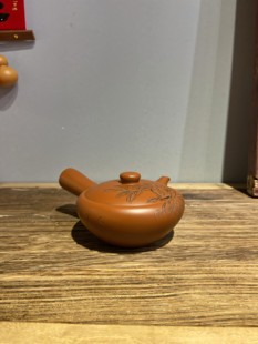 日本常滑烧已故名家 老朱泥雕刻牡丹花平丸形急须 梅原光山作