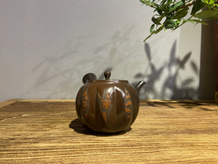 日本常滑烧已故匠人梅原玉堂 朱泥千羽拭雕刻松竹梅侧把急须壶 造