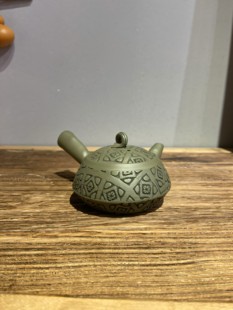 日本常滑烧已故名家 绿泥刻纹手工捻捏侧把急须壶 稻叶石水作