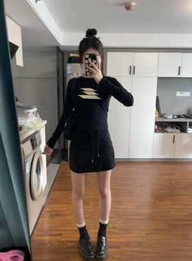 甜辣黑色正肩长袖t恤女春季内搭打底衫紧身显瘦修身百搭美式上衣