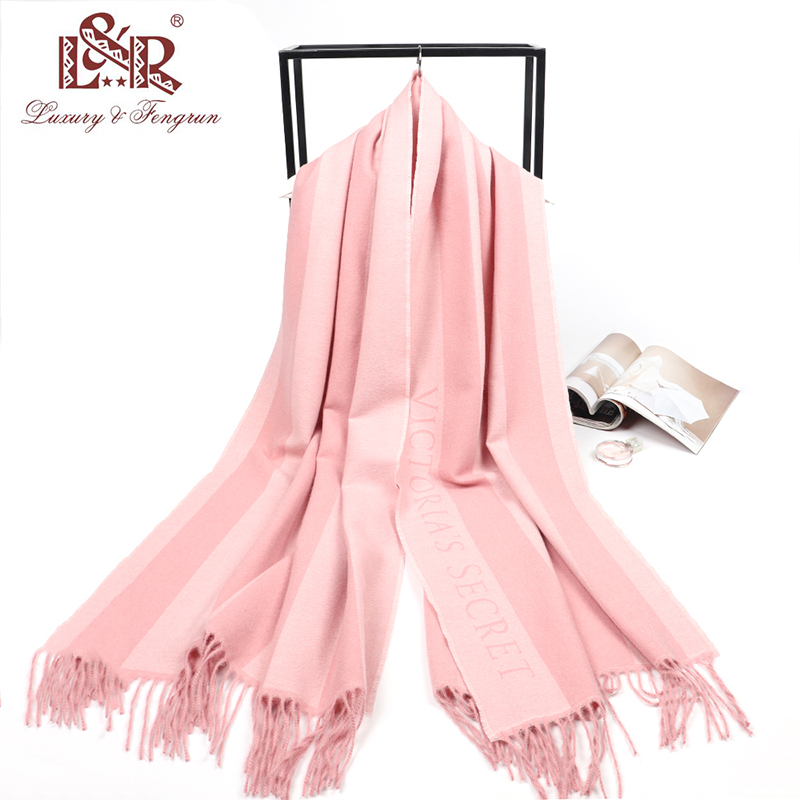 涤纶混纺柔软字母条纹长款围巾