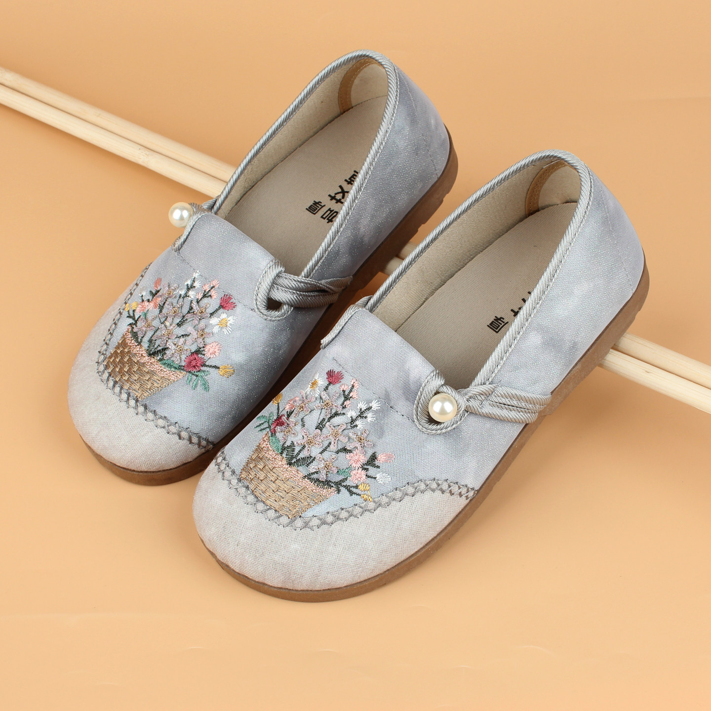 2026春夏季新款老北京布鞋女鞋年轻妈妈防滑软底国风绣花平底单鞋