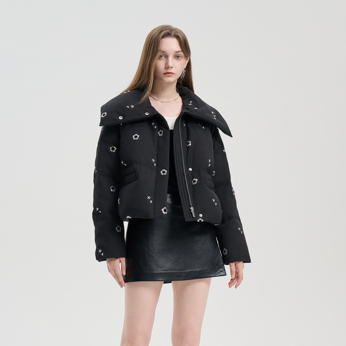 Three Quarters 黑色珠片绣花钉珠大翻领短款羽绒服法式女款