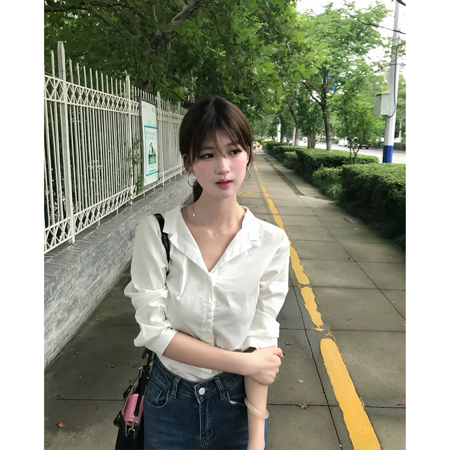 法式白色v领长袖衬衫女秋季新款设计感小众气质职业通勤百搭上衣