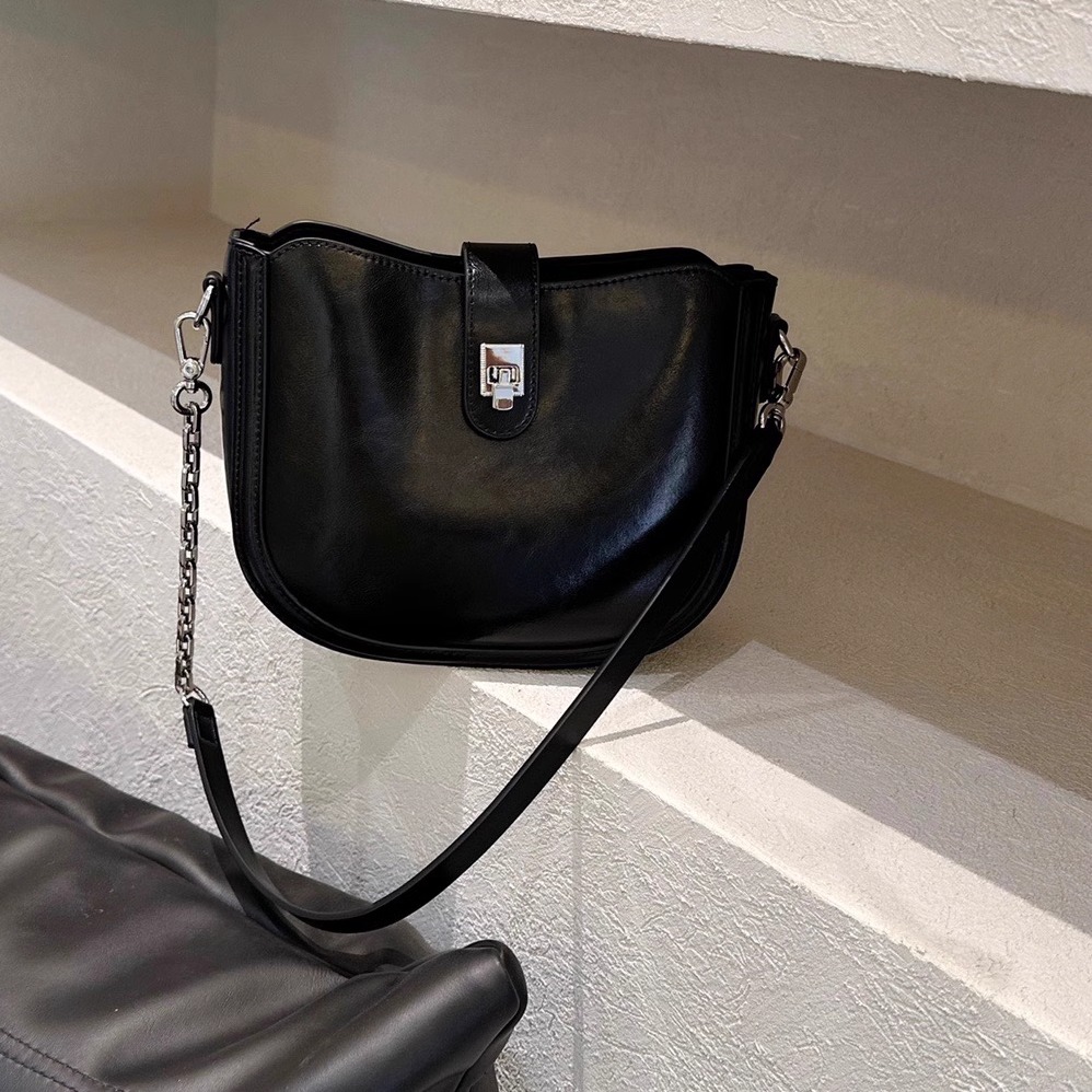 头层油蜡牛皮马鞍包欧洲站质感