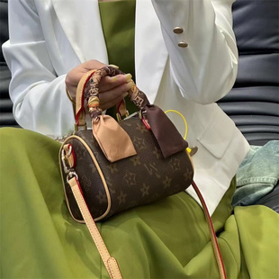 优草坊女包新款奢侈品牌时尚百搭斜挎包网红迷你枕头包高级手提包