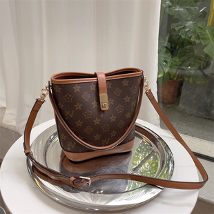 早秋新品高品质原创水桶包优草坊女包时尚轻奢老花复古休闲斜挎包