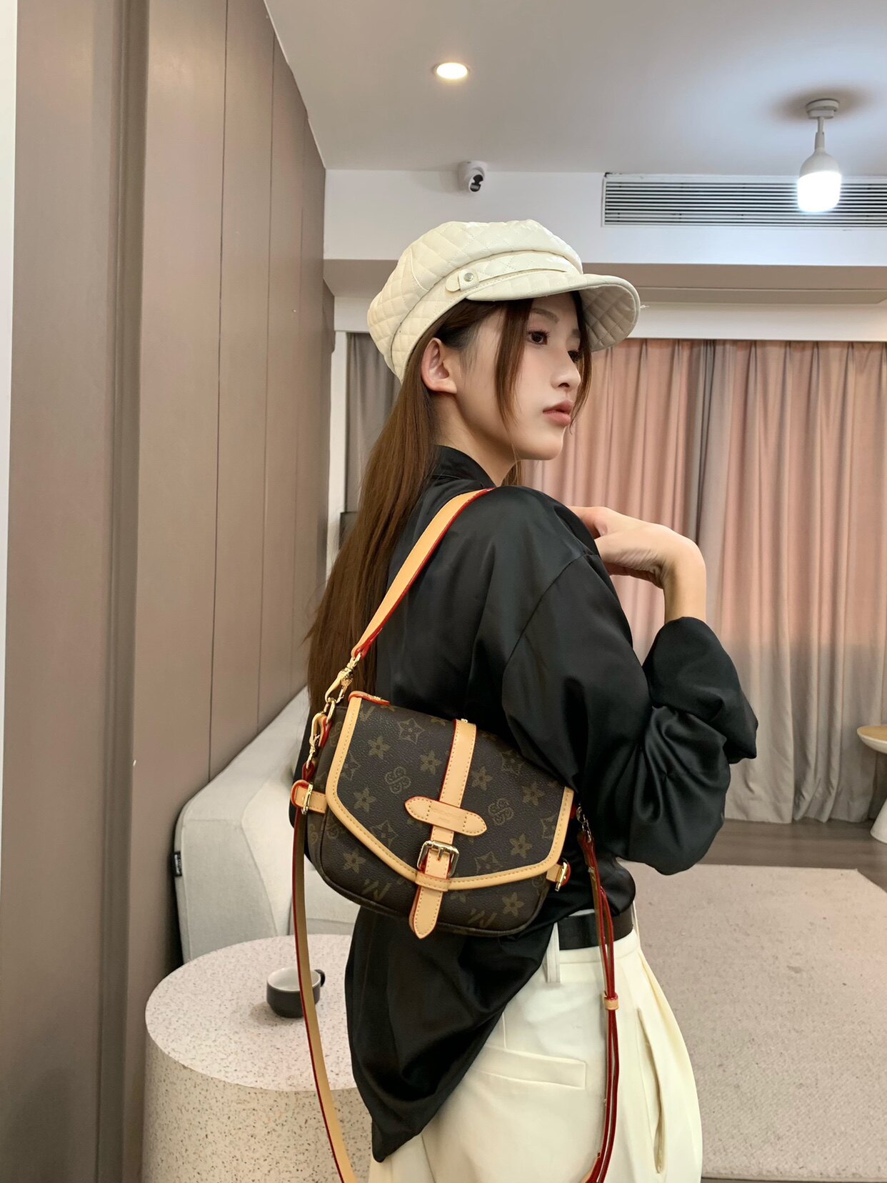 优草坊包包女士2025新款腋下通勤小众女款大容量斜挎马鞍包多隔层