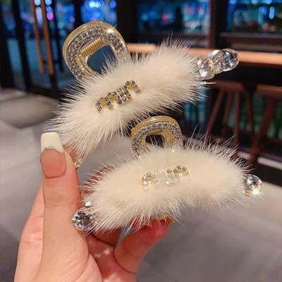 轻奢优雅水貂毛抓夹字母水钻发夹时尚百搭网红毛绒盘发鲨鱼夹