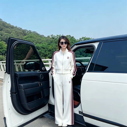 透气时尚女士休闲运动套装