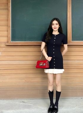 法式S家2025春夏新时尚扣饰黑白撞色百褶短袖针织连衣裙SFPO04051