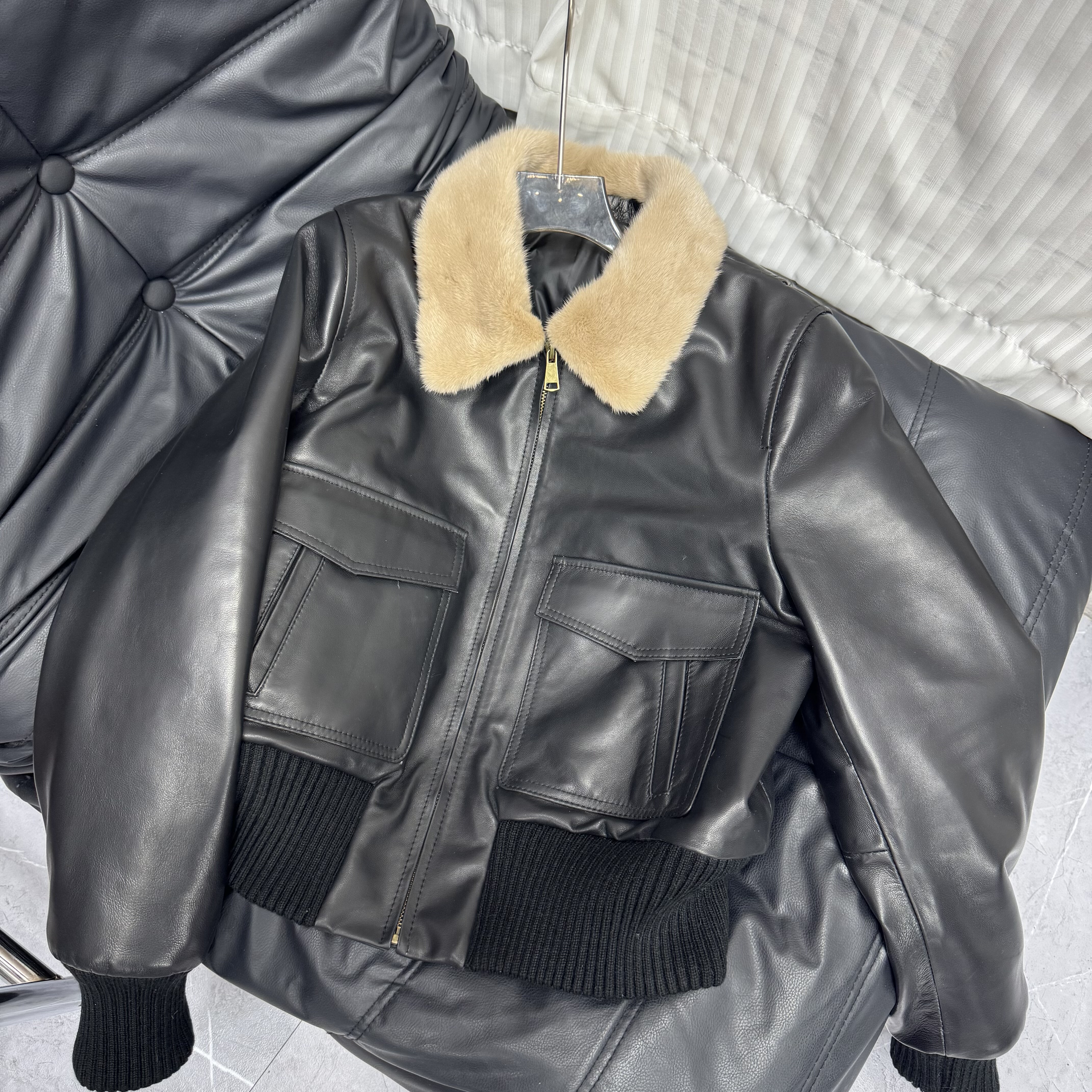 海宁2025年新款水貂毛领外套女短款羽绒服绵羊皮宽松时尚显瘦