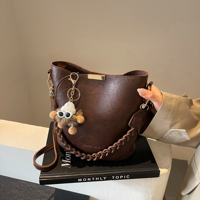 今年流行包包水桶包女2025新款复古斜挎包高级感百搭通勤单肩包