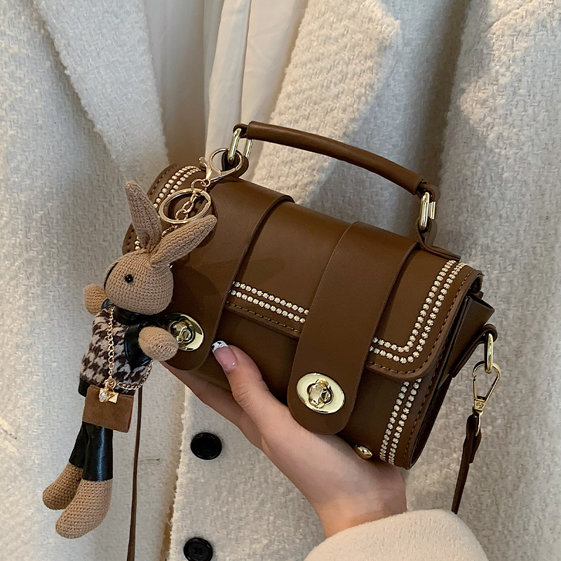 高级感质感洋气斜挎包包女网红2025新款百搭小众ins时尚手提小包