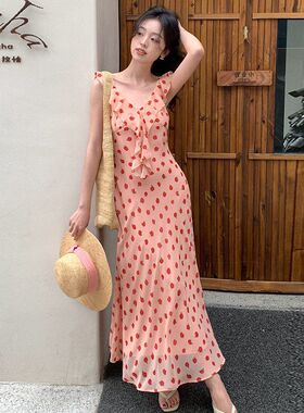 秀熙熙2025夏季新款韩版高腰度假吊带连衣裙V领印花纯欲裙子88279
