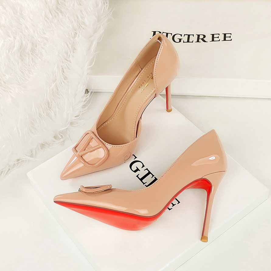 2026新款细跟尖头漆皮名媛高跟鞋V扣侧空红底裸色浅口气质单鞋女
