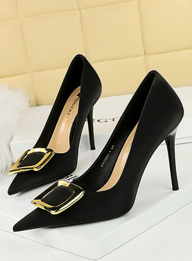 网红黑色高跟鞋2024春季新款绸缎尖头方扣细跟单鞋百搭职业工作鞋