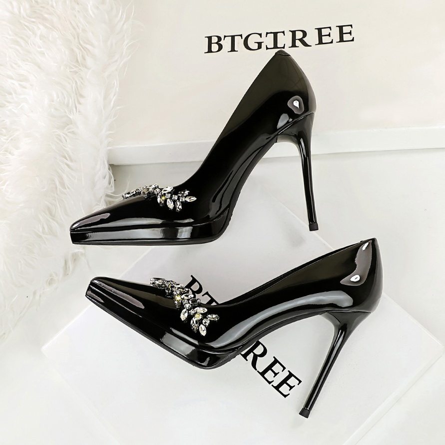 性感黑色防水台高跟鞋女细跟不累脚2026新款漆皮尖头水钻气质单鞋