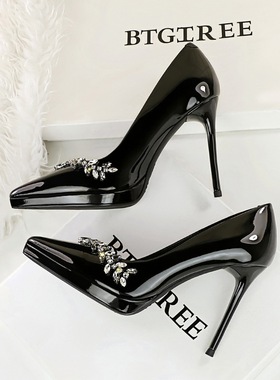 性感黑色防水台高跟鞋女细跟不累脚2026新款漆皮尖头水钻气质单鞋