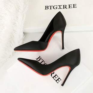 缎面黑色红底高跟鞋女2026年春新款气质百搭职业侧空尖头细跟单鞋