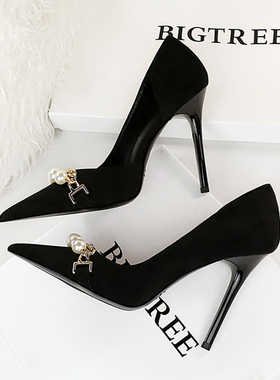 2025春季新款黑色绒面高跟鞋女细跟百搭性感法式金属链子职业单鞋