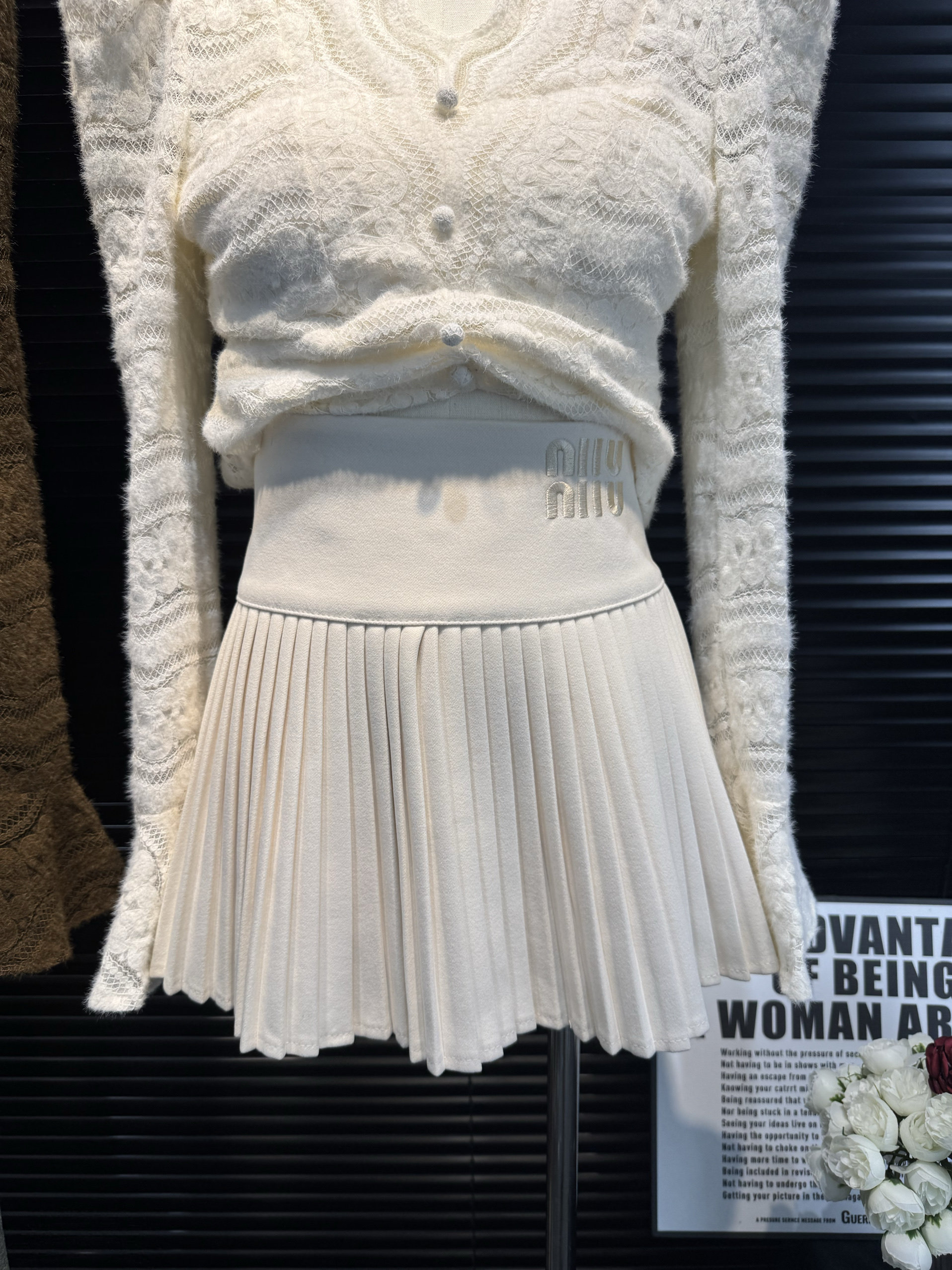 十三行2025秋冬气质百搭学院风减龄刺绣字母纯色高腰毛呢百褶裙,女装/女士精品,半身裙,淘宝优惠券,粉丝福利购,淘宝优惠卷