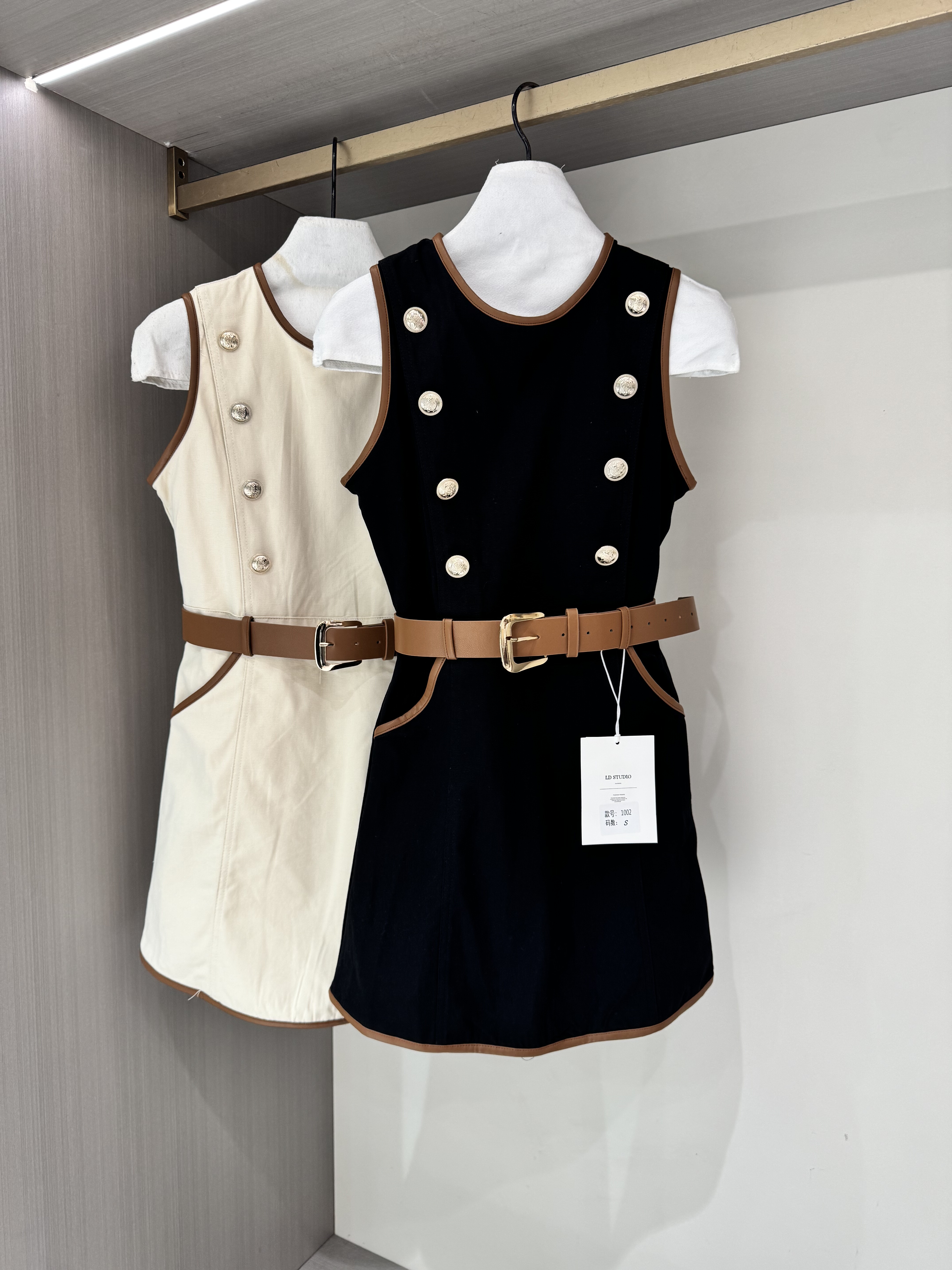 十三行2026春夏气质千金风无袖圆领双排扣配皮带小香背心连衣裙